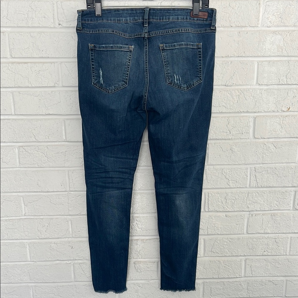 Just USA Women's Distressed Cropped Blue Jeans with Rips Size 30 - Picture 4 of 9